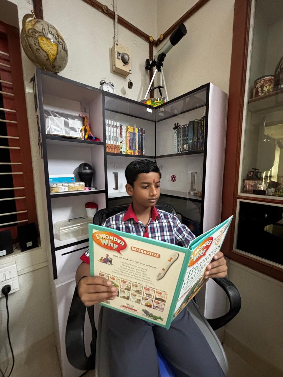 National Reading Month Spotlight: Home Libraries that Inspire 4