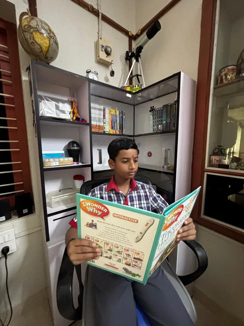 National Reading Month Spotlight: Home Libraries that Inspire 4